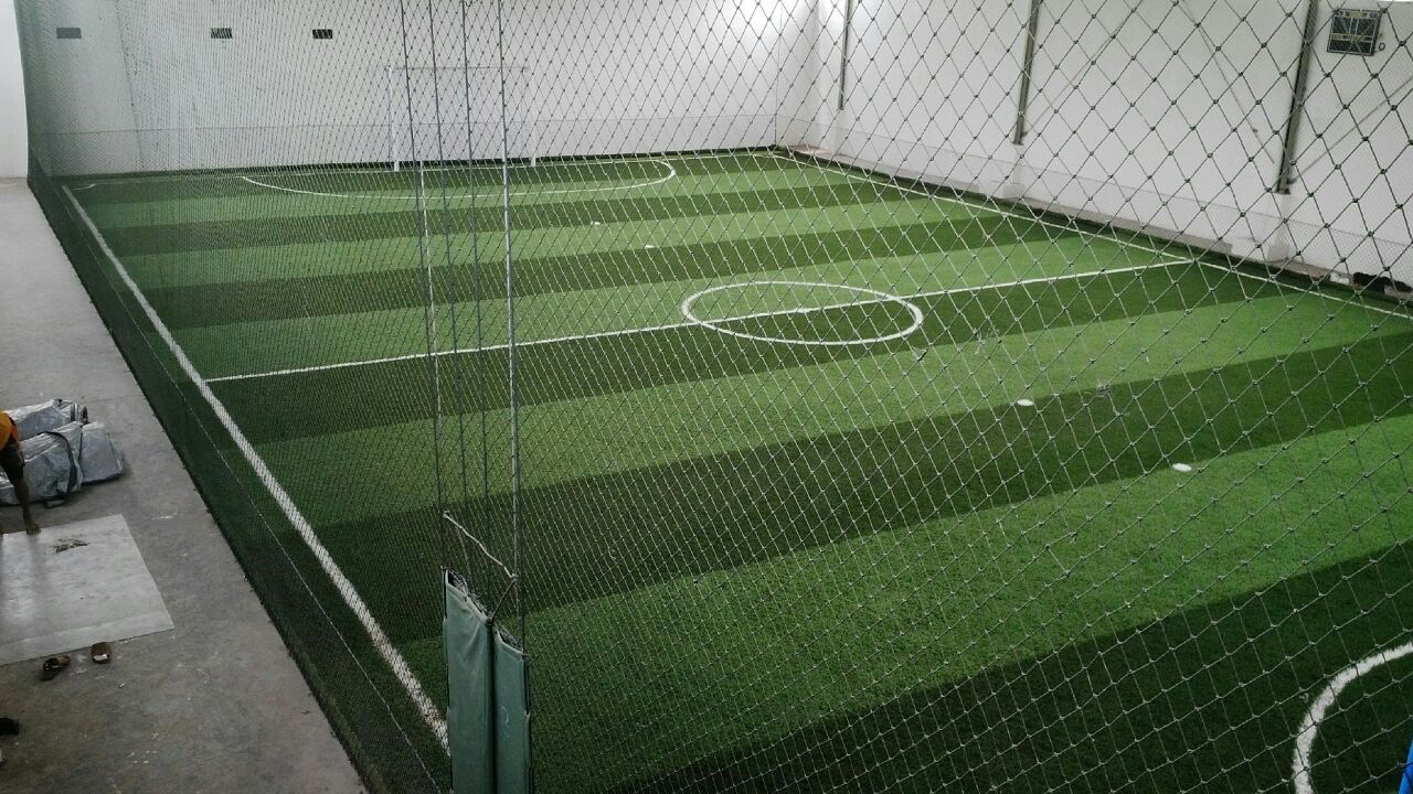 Lapangan futsal menggunakan rumput sintetis dan lantai interlock